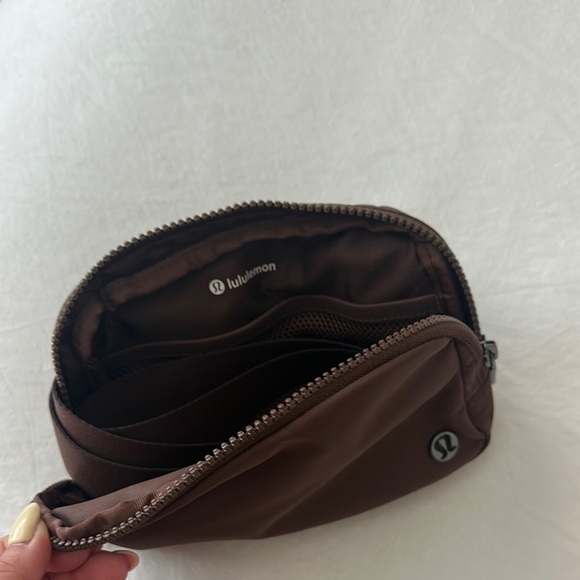 Lululemon Everywhere Belt Bag 1L - Picture 4 of 5